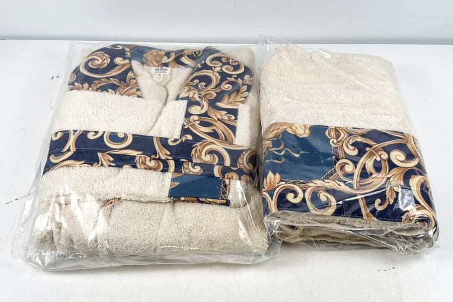 Handtuch und Bademantel